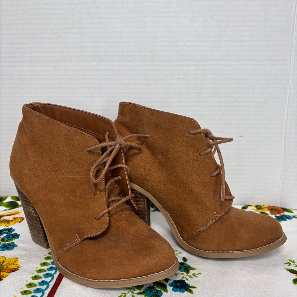 Call It Spring Women’s sz 7 Brown Suede Lace-Up Ankle Booties Chunky Heels